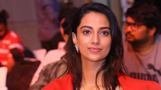 పూజా హెగ్డే అర్ధాంతరంగా గుంటూరు కారం నుంచి తప్పుకోవడంతో ఆమె స్థానంలో మీనాక్షి చౌదరిని ఎంపికచేశారు. పూజా హెగ్డే అర్ధాంతరంగా గుంటూరు కారం నుంచి తప్పుకోవడంతో ఆమె స్థానంలో మీనాక్షి చౌదరిని ఎంపికచేశారు. 