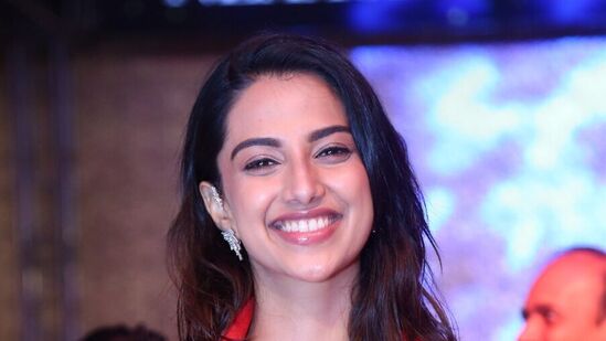 వరుణ్తేజ్తో మట్కాతో పాటు విశ్వక్సేన్తో మరో మూవీని అంగీకరించింది మీనాక్షి చౌదరి. వరుణ్తేజ్తో మట్కాతో పాటు విశ్వక్సేన్తో మరో మూవీని అంగీకరించింది మీనాక్షి చౌదరి.