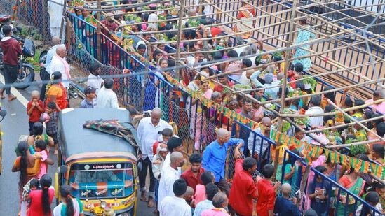 శ్రావణ మాసం ఆరంభం నుంచే భక్తులు పెద్ద ఎత్తున స్వామివారిని దర్శించుకుంటున్నారు. ఈ తరుణంలో అంచనాలకు మించి భక్తులు దర్శనానికి తరలివస్తుండడంతో అధికారులు భక్తుల సౌకర్యార్థమై శీఘ్ర లఘుదర్శనం ఏర్పాటు చేశారు.&nbsp;