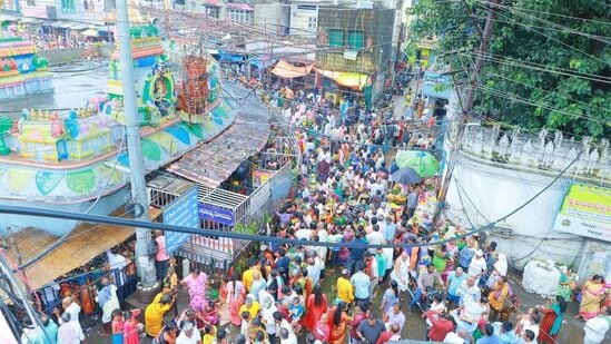 గర్భగుడిలోకి అర్చకులు మినహయించి వీఐపీ,స్పెషల్ దర్శనాలు,ప్రత్యేక పూజలను రద్దు చేశారు. గత మూడు రోజుల్లోనే సుమారు లక్షా ఇరవై వేలకు పైగా భక్తులు స్వామివారిని దర్శించుకుంటున్నట్టు అధికారులు అంచనాలు వేస్తున్నారు.