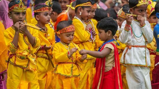 ముంబైలో దహి హండి పండుగలో &nbsp;శ్రీ కృష్ణుడి వేషధారణలో చిన్నారులు