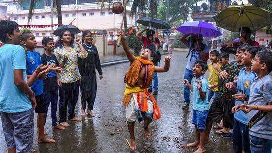 కేరళలోని కొచ్చిలో వర్షంలోనే పిల్లల జన్మాష్టమి వేడుకలు