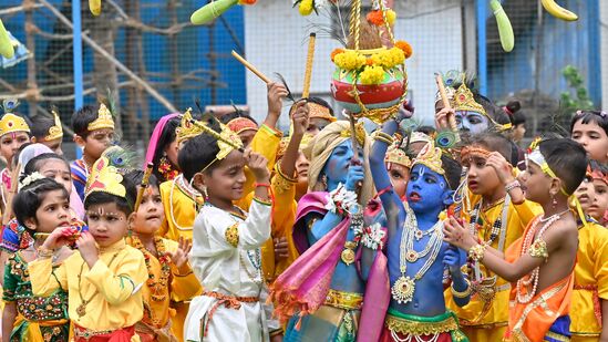 ముంబైలోని ఘాట్ కోపర్ లోని ఒక పాఠశాలలో విద్యార్థుల ఉత్సాహం