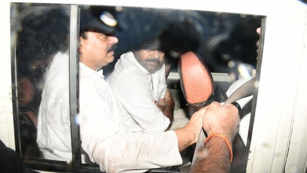 Pawan Kalyan : అర్ధరాత్రి పవన్‍ను అదుపులోకి తీసుకున్న పోలీసులు... జగన్ ఓ క్రిమినల్‌ అంటూ పవన్ ఫైర్