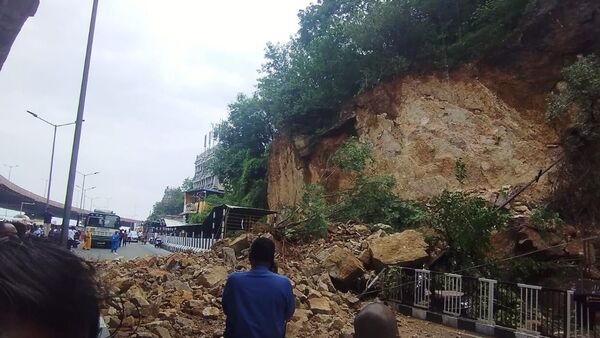 Indrakeeladri landslides: ఇంద్రకీలాద్రిపై కూలిన కొండచరియలు, తప్పిన ప్రమాదం