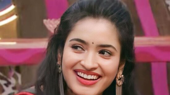 అయితే రతిక రోజ్ అసలు పేరు ప్రియా. తెలంగాణలోని వికారాబాద్‍కు చెందిన ఈ ముద్దుగుమ్మ నటిగా ఎదగాలని ఇండస్ట్రీలోకి అడుగు పెట్టింది. మోడల్‍గా కెరీర్ స్టార్ట్ చేసిన ఈ బ్యూటి రతిక రోజ్‍గా పేరు మార్చుకుంది. అలా ఇప్పటివరకు అలరిస్తోంది.&nbsp;&nbsp;