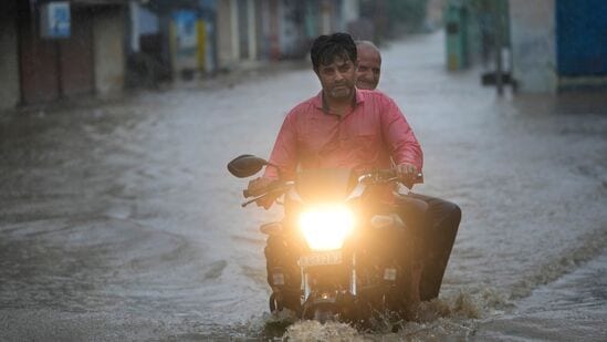 సెప్టెంబర్ మొదటి వారంలో ముంబైలో భారీ వర్షాలు కురిశాయి. ఆ తర్వాత మళ్లీ ఇప్పుడు ముంబై ని భారీ వర్షాలు ముంచెత్తుతున్నాయి.