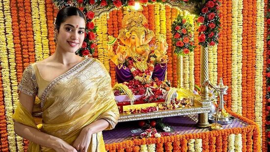 Bollywood Ganesh Chaturthi 2023: బాలీవుడ్ నటి జాన్వీ కపూర్ ఈసారి ప్రముఖ ఫ్యాషన్ డిజైనర్ మనీష్ మల్హోత్రా ఇంట్లో గణేష్ చతుర్థి వేడుకలకు హాజరైంది. సాంప్రదాయ బంగారు రంగు పట్టు చీరలో జాన్వీ వినాయకుడి ఆశీర్వాదం తీసుకుంది.