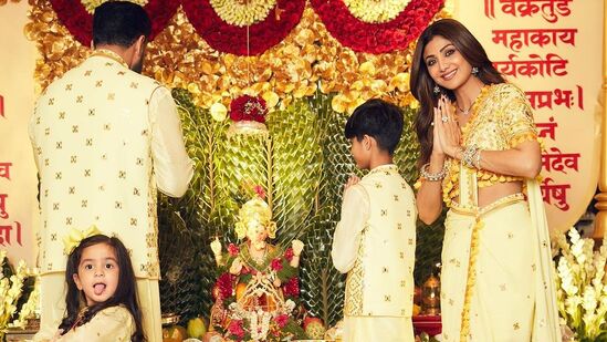 Bollywood Ganesh Chaturthi 2023: ప్రతి ఏడాదిలాగే ఈసారికూడా బాలీవుడ్ నటి శిల్పా శెట్టి ఇంట్లో గణేష్ చతుర్థి వేడుకలు ఘనంగా నిర్వహించారు. శిల్పా తన భర్త రాజ్ కుంద్రా, కొడుకు వియాన్, కూతురు సమీషతో కలిసి గణేషుడికి ప్రత్యేక పూజలు చేసింది.
