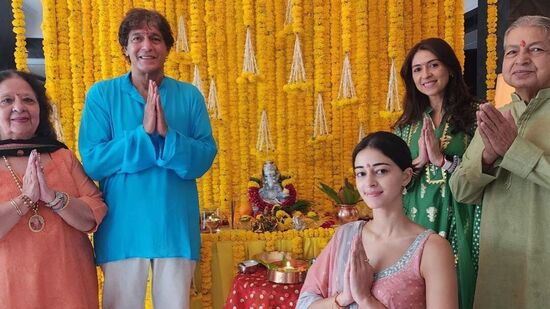 Bollywood Ganesh Chaturthi 2023: లైగర్ మూవీతో టాలీవుడ్ కు పరిచయమైన బాలీవుడ్ నటి అనన్యా పాండే, ఆమె తండ్రి చుంకీ పాండే, ఇతర కుటుంబ సభ్యులు కలిసి తమ ఇంట్లో గణేష్ చతుర్థి వేడుకల్లో పాల్గొన్నారు.
