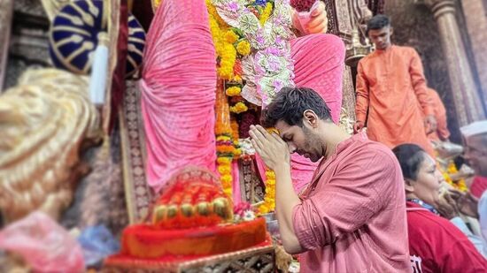 Bollywood Ganesh Chaturthi 2023: బాలీవుడ్ నటుడు కార్తీక్ ఆర్యన్ ముంబైలోని ప్రముఖ లాల్‌బాగ్చా రాజా దగ్గర ప్రత్యేక పూజలు నిర్వహించాడు.
