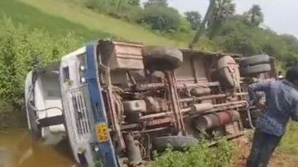 RTC Bus Accident : యాదాద్రి జిల్లాలో ఆర్టీసీ బస్సు బోల్తా - ఇద్దరు మృతి, పలువురికి గాయాలు