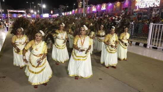 వాహన సేవను వీక్షించేందుకు వచ్చిన భక్తులతో మాడ వీధులు జనసంద్రంగా మారిపోయాయి.&nbsp;