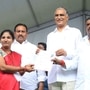 పట్టాలు పంపిణీ చేస్తున్న మంత్రి హరీశ్ పట్టాలు పంపిణీ చేస్తున్న మంత్రి హరీశ్