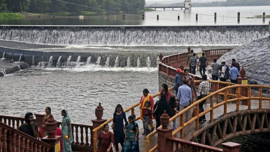 నాగపూర్ లో శనివారం భారీ వర్షాల కారణంగా ఉప్పొంగి ప్రవహిస్తున్న అంబఝరి డ్యామ్. నాగపూర్ లో శనివారం భారీ వర్షాల కారణంగా ఉప్పొంగి ప్రవహిస్తున్న అంబఝరి డ్యామ్.