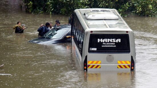 వరదల్లో చిక్కుకుపోయిన వాహనాల్లోని వారిని కాపాడుతున్న ఎన్డీఆర్ఎఫ్ సిబ్బంది. వరదల్లో చిక్కుకుపోయిన వాహనాల్లోని వారిని కాపాడుతున్న ఎన్డీఆర్ఎఫ్ సిబ్బంది.