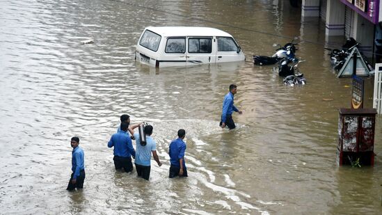 నాగపూర్ లో శనివారం భారీ వర్షాల కారణంగా వరద నీటిలో చిక్కుకుపోయిన దివ్యాంగ విద్యార్థులను కాపాడిన సహాయ సిబ్బంది. నాగపూర్ లో శనివారం భారీ వర్షాల కారణంగా వరద నీటిలో చిక్కుకుపోయిన దివ్యాంగ విద్యార్థులను కాపాడిన సహాయ సిబ్బంది.