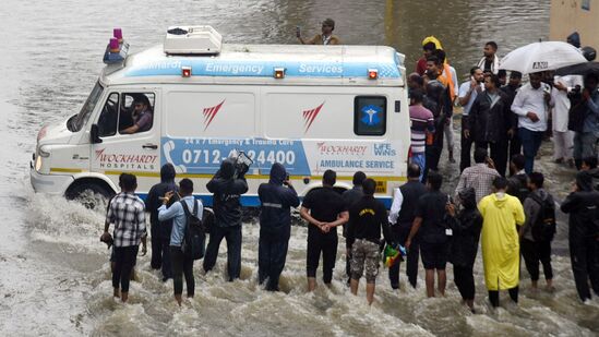 నాగపూర్ లో వరదల్లో చిక్కుకుపోయిన వారిని కాపాడుతున్న ఎన్డీఆర్ఎఫ్, ఎస్డీఆర్ఎఫ్ సిబ్బంది. నాగపూర్ లో వరదల్లో చిక్కుకుపోయిన వారిని కాపాడుతున్న ఎన్డీఆర్ఎఫ్, ఎస్డీఆర్ఎఫ్ సిబ్బంది. 