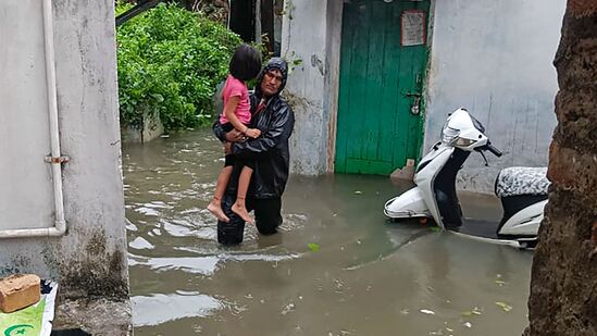 నాగపూర్ లో శనివారం ఉదయం నుంచి మూడు గంటల వ్యవధిలో అత్యధికంగా 110 ఎంఎం వర్షాపాతం నమోదైంది. నాగపూర్ లో శనివారం ఉదయం నుంచి మూడు గంటల వ్యవధిలో అత్యధికంగా 110 ఎంఎం వర్షాపాతం నమోదైంది.