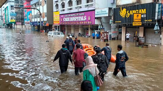 కాలువలను తలపిస్తున్న నాగపూర్ రోడ్లు. వరదల్లో చిక్కకుపోయిన స్థానికులను కాపాడుతున్న సహాయ సిబ్బంది. కాలువలను తలపిస్తున్న నాగపూర్ రోడ్లు. వరదల్లో చిక్కకుపోయిన స్థానికులను కాపాడుతున్న సహాయ సిబ్బంది. 