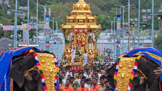 స్వర్ణరథంపై కోనేటి రాయుడు, భక్తకోటికి దర్శనం