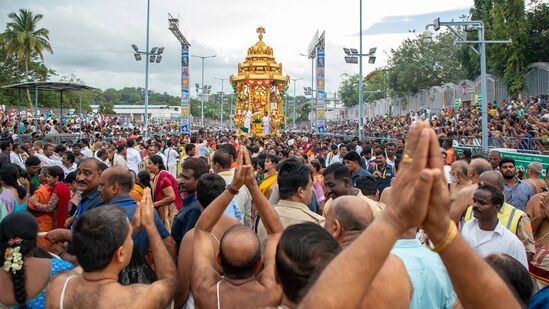 శ్రీవారి వార్షిక‌ బ్రహ్మోత్సవాల్లో భాగంగా ఆరో రోజైన శ‌నివారం సాయంత్రం 4 గంటలకు శ్రీవారు స్వర్ణరథంపై ఊరేగారు.&nbsp;