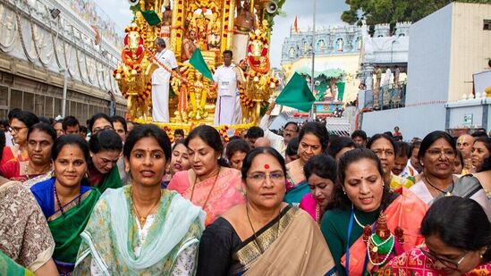 దాసభక్తుల నృత్యాలతోను, భజనబృందాల కోలాహలం, మంగళ వాయిద్యాల న‌డుమ తిరు మాడవీధులలో స్వర్ణ ర‌థోత్సవం అత్యంత వైభ‌వంగా జరిగింది.&nbsp;మ‌హిళ‌లు పెద్ద సంఖ్యలో పాల్గొని శ్రీ‌వారి స్వర్ణ రథాన్ని లాగారు.