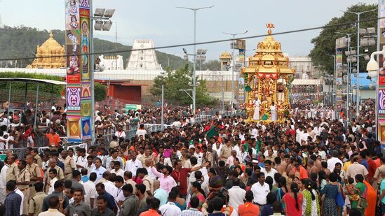 స్వర్ణరథంపై కోనేటి రాయుడు&nbsp;