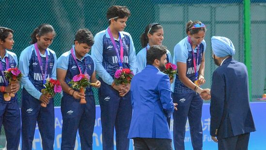 Asian Games Day 2: ఇండియన్ వుమెన్స్ క్రికెట్ టీమ్ చారిత్రక గోల్డ్ మెడల్ సాధించింది. ఏషియన్ గేమ్స్ లో తొలిసారి మహిళల క్రికెట్ లో గోల్డ్ మెడల్ గెలవడం విశేషం. ఫైనల్లో శ్రీలంకను 19 పరుగులతో ఇండియన్ టీమ్ చిత్తు చేసింది.