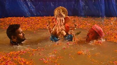 Mumbai, India - Sep 25, 2023 : ముంబైలో కృత్రిమంగా ఏర్పాటు చేసిన చెరువులో వినాయకుడిని నిమజ్జనం చేస్తున్న దృశ్యం.
