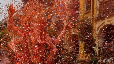 ముంబైలో గణేషుడిని నిమజ్జనం కోసం అరేబియా సముద్ర తీరానికి ఘనంగా తీసుకువెళ్తున్న భక్తులు