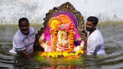 అజ్మీర్ లో వినాయకుడిని భక్తితో నిమజ్జనం చేస్తున్న దృశ్యంMen immerse an idol of the elephant-headed Hindu god Ganesha in makeshift pond during last day of 'Ganesh Chaturthi' festival in Ajmer on September 28, 2023. (Photo by Himanshu SHARMA / AFP)