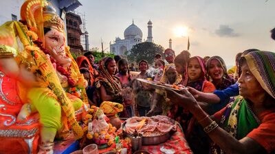Agra: ఆగ్రాలో తాజ్ మహల్ వెనుక దసరా ఘాట్ లో నిమజ్జనం ముందు వినాయకుడికి హారతి ఇస్తున్న భక్తులు