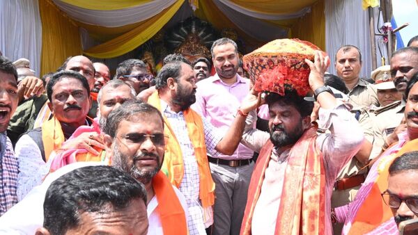 Nalgonda Politics : నల్గొండ అడ్డాలో 'లడ్డూ' పాలిటిక్స్ - అంత ధర పలికారా..? పలికించారా..?