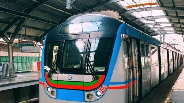 Hyderabad Metro : ప్రయాణికుడి నుంచి అదనంగా రూ. 10 వసూలు... హైదరాబాద్ మెట్రోకు రూ. 10 వేల జరిమానా