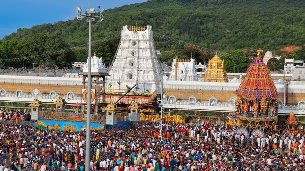 Tirumala : భక్తులకు అలర్ట్... శ్రీవారి వస్త్రాల వేలం - ఎలా పాల్గొనాలంటే