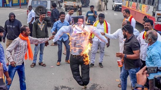 బెంగళూరులో తమిళనాడు సీఎం స్టాలిన్ దిష్టి బొమ్మను తగలపెడ్తున్న నిరసనకారులు. &nbsp;&nbsp;