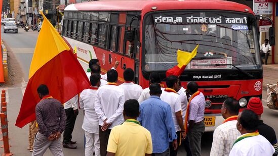 బెంగళూరులో బస్సులను అడ్డుకుంటున్న నిరసనకారులు