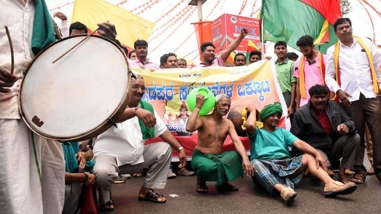 చిక్ మగళూరులో ఖాళీ బిందెలతో రైతు సంఘం నేతల వినూత్న నిరసన