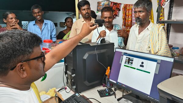 TS Ration Card EKYC: ఈకేవైసీలో వలస కార్మికులు, పిల్లలకు ఇబ్బందులు