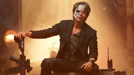 షారుఖ్ నటించిన పఠాన్‍ కలెక్షన్లను ఇప్పుడు జవాన్ దాటేసింది. వరుస సెలవులు ఉండటంతో కలెక్షన్లు కాస్త పుంజుకునే అవకాశం ఉంది.&nbsp;