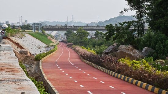 సుమారు రూ.100 కోట్ల వ్యయంతో&nbsp; 4.25 మీటర్ల వెడల్పుతో మూడు లేన్లల్లో ఈ ట్రాక్ నిర్మించారు. &nbsp;నానక్ రాంగూడ నుంచి తెలంగాణ&nbsp; పోలీస్ అకాడమీ వరకు 8.5 కిలోమీటర్లు… అలాగే నర్సింగ్ నుంచి కొల్లూరు వరకు 14 .5 కిలోమీటర్ల వరకు నిర్మించారు.&nbsp;