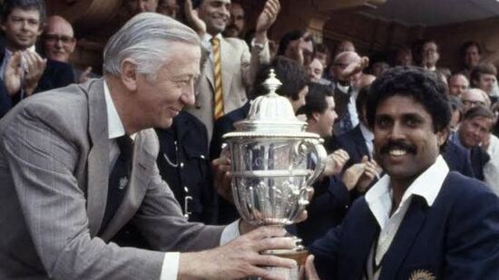 World Cup Trophies: ఇది 1983లో ఇండియా కెప్టెన్ కపిల్ దేవ్ లార్డ్స్ బాల్కనీలో వరల్డ్ కప్ అందుకుంటున్న ఫొటో. 1975 నుంచి 1983 వరకూ ప్రుడెన్షియల్ కప్ పేరుతో జరిగిన వరల్డ్ కప్ ట్రోఫీలు ఒకేలా ఉండేవి. 1975, 1979లలో తొలి రెండు వరల్డ్ కప్ లు గెలిచిన వెస్టిండీస్.. 1983లో కప్పు గెలిచిన ఇండియా దగ్గర ఇలాంటి ట్రోఫీలే ఉన్నాయి.