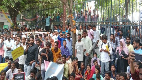 DSC Candidates Protest : ఇందిరా పార్క్ వద్ద డీఎస్సీ అభ్యర్థుల ధర్నా, 13 వేల పోస్టులకు నోటిఫికేషన్ ఇవ్వాలని డిమాండ్