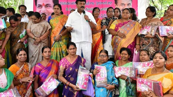 Bathukamma Sarees : 250 డిజైన్లలో బతుకమ్మ చీరలు… పంపిణీ ప్రారంభం