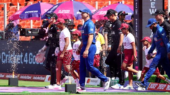 World Cup 2023 Photos: వరల్డ్ కప్ 2023 తొలి మ్యాచ్ డిఫెండింగ్ ఛాంపియన్ ఇంగ్లండ్, రన్నరప్ న్యూజిలాండ్ మధ్య ప్రారంభమైంది. మ్యాచ్ ప్రారంభానికి ముందు రెండు జట్ల కెప్టెన్లు టీమ్ ను లీడ్ చేస్తూ గ్రౌండ్లోకి అడుగుపెట్టారు. ఈ మ్యాచ్ కు కేన్ విలియమ్సన్ లేకపోవడంతో న్యూజిలాండ్ టీమ్ కు టామ్ లేథమ్ కెప్టెన్ గా వ్యవహరిస్తున్నాడు.