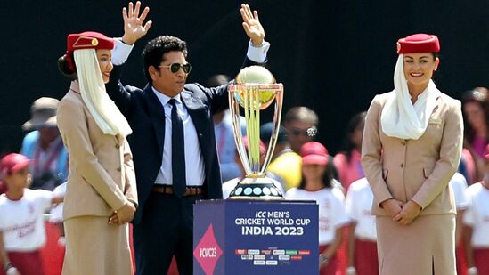 World Cup 2023 Photos: వరల్డ్ కప్ 2023 ట్రోఫీని గ్రౌండ్లో ఉంచిన తర్వాత అభిమానులకు అభివాదం చేస్తున్న సచిన్ టెండూల్కర్.