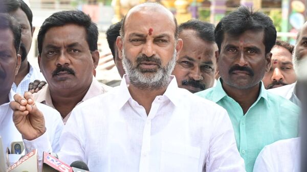 Clashes In KCR Family: బిఆర్‌ఎస్‌లో చీలిక రావొచ్చన్న బండి సంజయ్