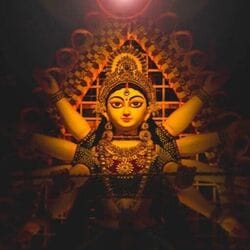 <p>దుర్గాదేవిని ప్రసన్నం చేసుకోవాలంటే నవరాత్రులలో ఎవరిపైనా కోపం, పగ పెంచుకోకూడదు. ఎవరినీ ద్వేషించకూడదు. అమ్మవారి సేవలోనే నిరంతరం ఉండాలి. తద్వారా ఇంట్లో ఐశ్వర్యం, ఆనందం వెల్లివిరుస్తాయి.</p>