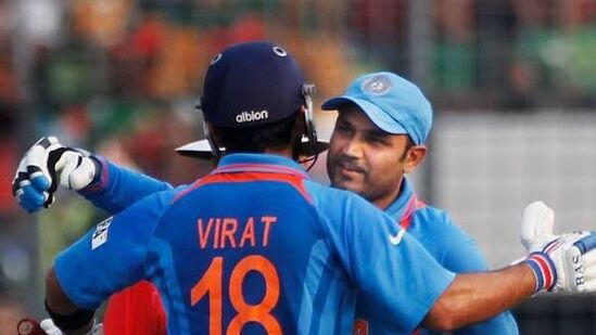 ICC Cricket World Cup 2023: సెహ్వాగ్, కోహ్లి సెంచరీలతో ఇండియా ఏకంగా 370 రన్స్ చేయగా.. తర్వాత బంగ్లాదేశ్ 283 పరుగులకే ఆలౌటైంది. ఈ మ్యాచ్ గెలిచిన టీమిండియా.. తర్వాత 2011 వరల్డ్ కప్ కూడా సొంతం చేసుకుంది. ఇప్పుడు కూడా వరల్డ్ కప్ తొలి మ్యాచ్ లోనే న్యూజిలాండ్ బ్యాటర్లు కాన్వే, రచిన్ సెంచరీలు చేయడంతో ఈసారి ట్రోఫీ కివీస్ సొంతమవుతుందా అన్న అంచనాలు ఏర్పడ్డాయి.